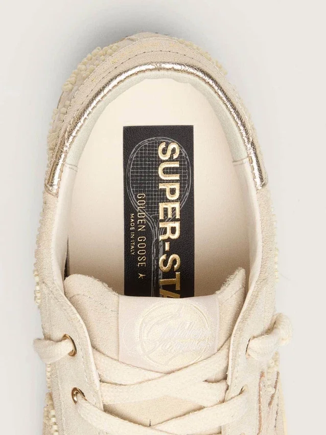 Damskie buty Super-Star LTD z zamszu w kolorze perłowym, ze złotą gwiazdą i haftem z koralików