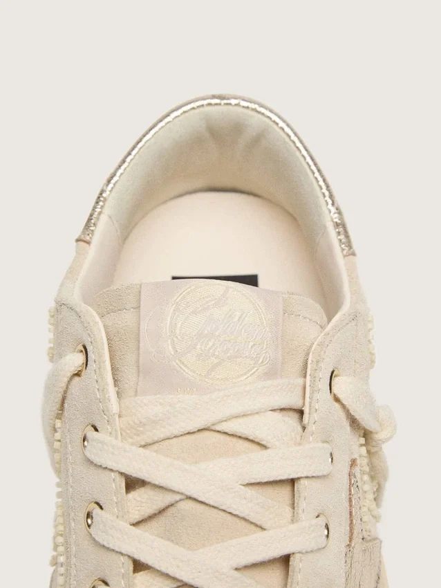 Damskie buty Super-Star LTD z zamszu w kolorze perłowym, ze złotą gwiazdą i haftem z koralików