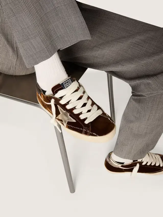 Damskie buty Super-Star z aksamitu w kolorze koniaku z metaliczną skórzaną gwiazdką i naszywką na obcasie