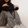 Damskie buty Super-Star z błyszczącą srebrną ramką i metalowymi ćwiekami tworzącymi napis