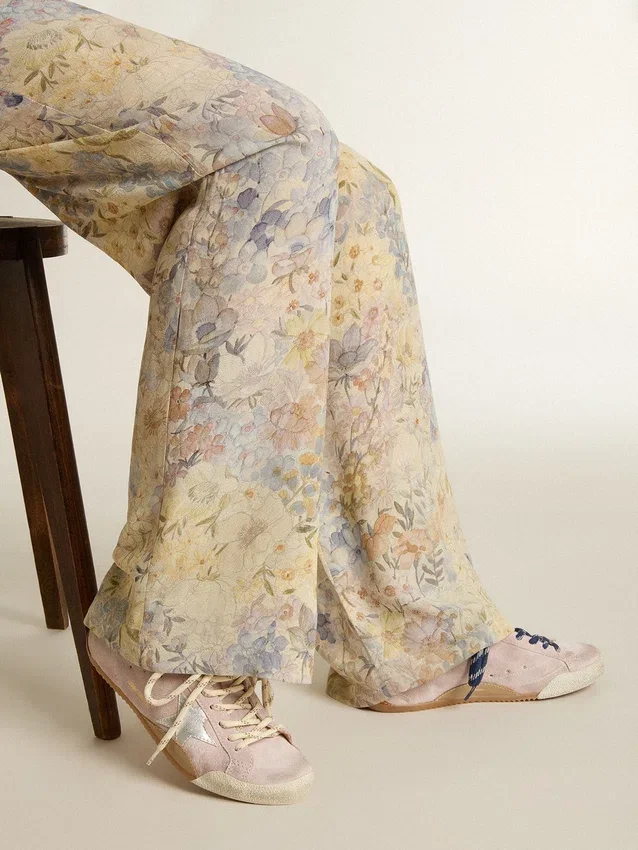 Damskie buty True-Star z pastelowo-różowego zamszu ze srebrną gwiazdą i naszywką na pięcie