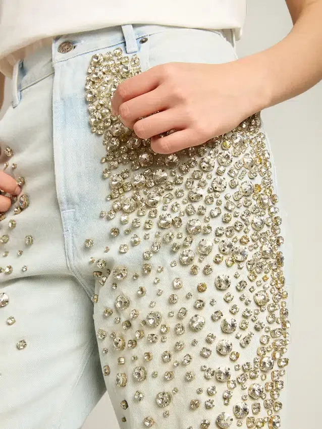 Damskie jeansy w stylu bleached z kryształkami cabochon