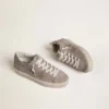 Damskie sneakersy Hi Star z beżowego zamszu z laminowaną skórzaną gwiazdą i brokatową wstawką na obcasie