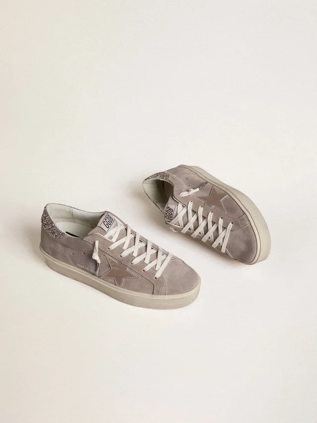 Damskie sneakersy Hi Star z beżowego zamszu z laminowaną skórzaną gwiazdą i brokatową wstawką na obcasie