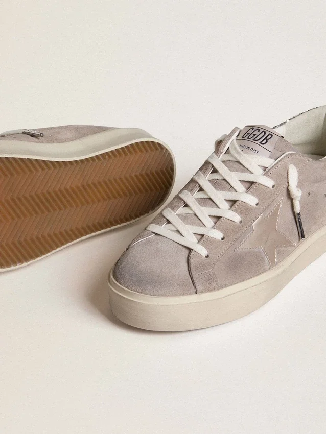 Damskie sneakersy Hi Star z beżowego zamszu z laminowaną skórzaną gwiazdą i brokatową wstawką na obcasie
