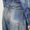 Dżinsy damskie typu boyfriend w kolorze niebieskiego denimu z nadrukiem archiwalnym