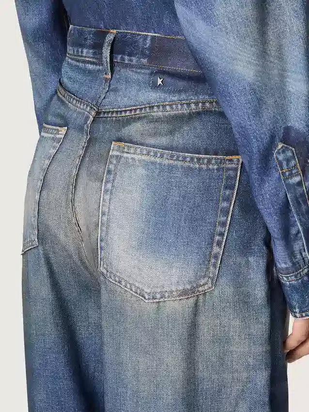 Dżinsy damskie typu boyfriend w kolorze niebieskiego denimu z nadrukiem archiwalnym