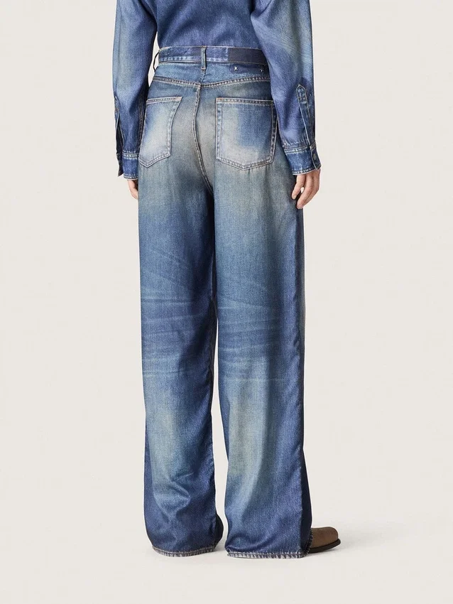 Dżinsy damskie typu boyfriend w kolorze niebieskiego denimu z nadrukiem archiwalnym