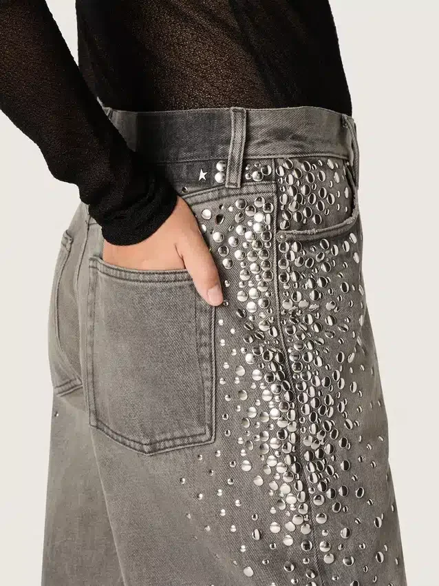 Dżinsy damskie typu boyfriend z szarego denimu z srebrnymi ćwiekami z efektem gradientu