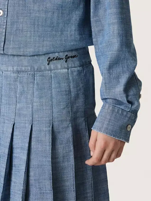 Dziewczynkowa plisowana minispódniczka Journey z jasnoniebieskiej bawełny typu chambray z haftowanym logo