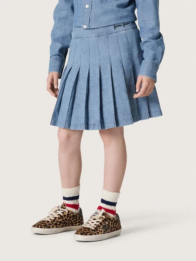 Dziewczynkowa plisowana minispódniczka Journey z jasnoniebieskiej bawełny typu chambray z haftowanym logo