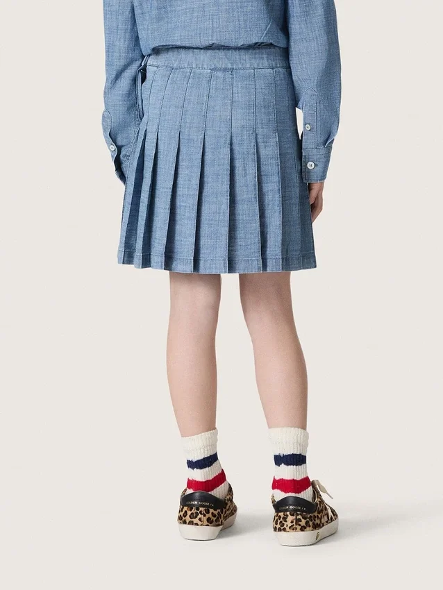 Dziewczynkowa plisowana minispódniczka Journey z jasnoniebieskiej bawełny typu chambray z haftowanym logo