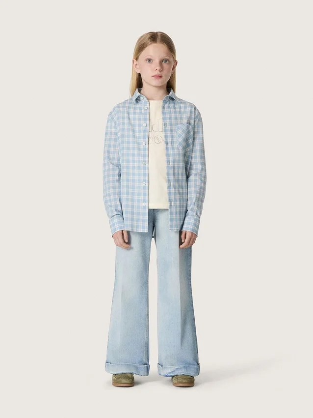 Dziewczynkowe dżinsy typu bootcut w kolorze jasnoniebieskim z haftowanym logo