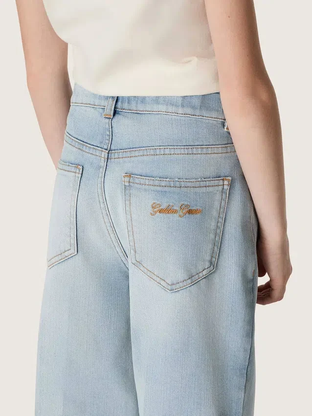 Dziewczynkowe dżinsy typu bootcut w kolorze jasnoniebieskim z haftowanym logo