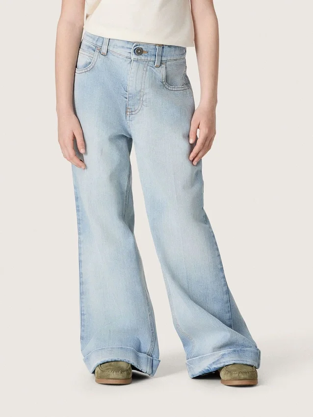 Dziewczynkowe dżinsy typu bootcut w kolorze jasnoniebieskim z haftowanym logo