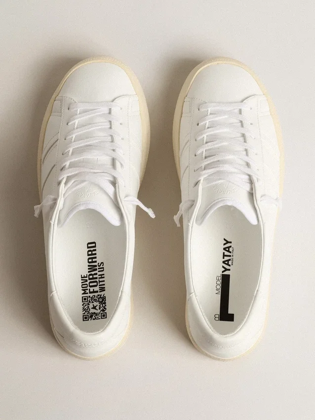 Ekologiczne sneakersy Yatay Model 1B z białą cholewką na bazie surowców biologicznych i białym logo Y