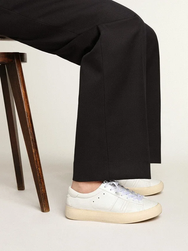 Ekologiczne sneakersy Yatay Model 1B z białą cholewką na bazie surowców biologicznych i białym logo Y