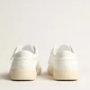 Ekologiczne sneakersy Yatay Model 1B z białą cholewką na bazie surowców biologicznych i białym logo Y