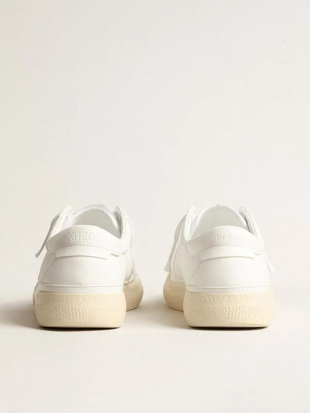 Ekologiczne sneakersy Yatay Model 1B z białą cholewką na bazie surowców biologicznych i białym logo Y