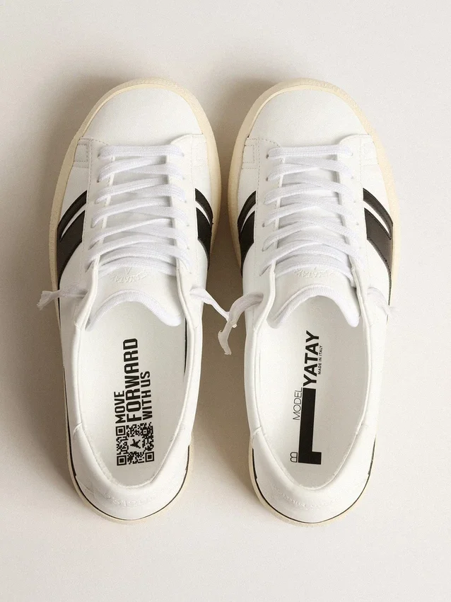 Ekologiczne sneakersy Yatay Model 1B z białą cholewką na bazie surowców biologicznych i czarnym Y