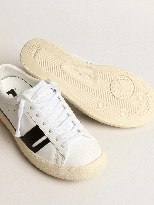 Ekologiczne sneakersy Yatay Model 1B z białą cholewką na bazie surowców biologicznych i czarnym Y
