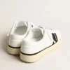 Ekologiczne sneakersy Yatay Model 1B z białą cholewką na bazie surowców biologicznych i czarnym Y