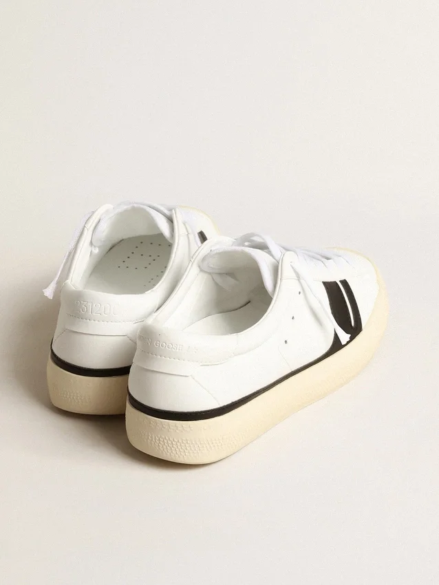 Ekologiczne sneakersy Yatay Model 1B z białą cholewką na bazie surowców biologicznych i czarnym Y