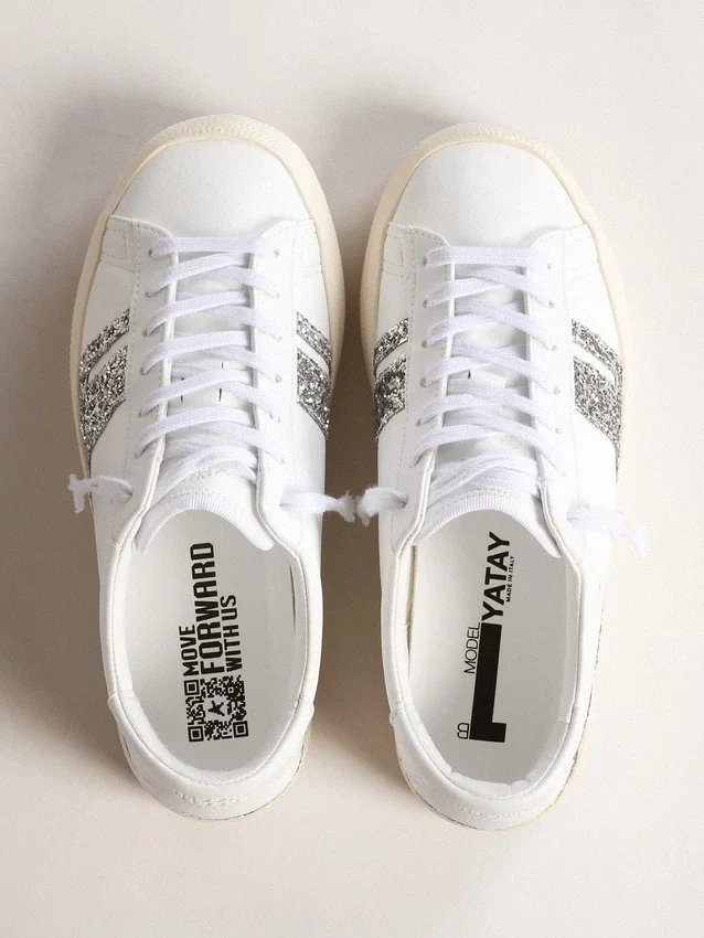 Ekologiczne sneakersy Yatay Model 1B z białą cholewką na bazie surowców biologicznych i srebrnym brokatem z recyklingu Y