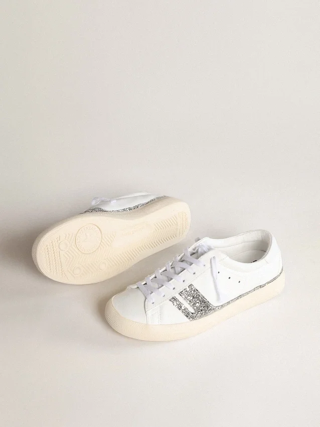 Ekologiczne sneakersy Yatay Model 1B z białą cholewką na bazie surowców biologicznych i srebrnym brokatem z recyklingu Y