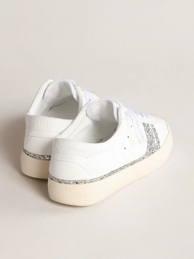 Ekologiczne sneakersy Yatay Model 1B z białą cholewką na bazie surowców biologicznych i srebrnym brokatem z recyklingu Y
