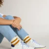 Junior Super-Star z białej skóry z niebieską zamszową wstawką na pięcie