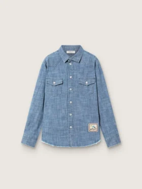 Koszulka unisex Journey z jasnoniebieskiej bawełny typu chambray z frędzlowym wykończeniem i haftowaną naszywką