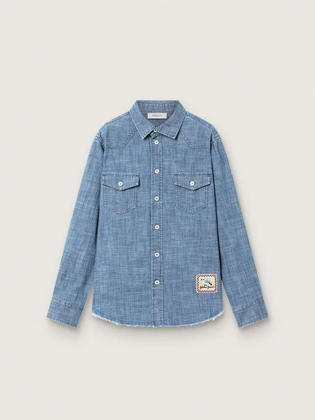 Koszulka unisex Journey z jasnoniebieskiej bawełny typu chambray z frędzlowym wykończeniem i haftowaną naszywką
