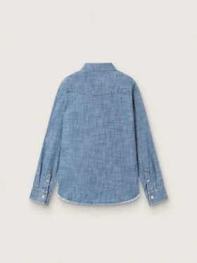 Koszulka unisex Journey z jasnoniebieskiej bawełny typu chambray z frędzlowym wykończeniem i haftowaną naszywką