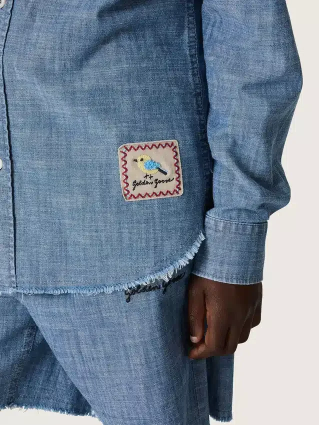 Koszulka unisex Journey z jasnoniebieskiej bawełny typu chambray z frędzlowym wykończeniem i haftowaną naszywką