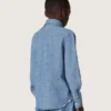 Koszulka unisex Journey z jasnoniebieskiej bawełny typu chambray z frędzlowym wykończeniem i haftowaną naszywką
