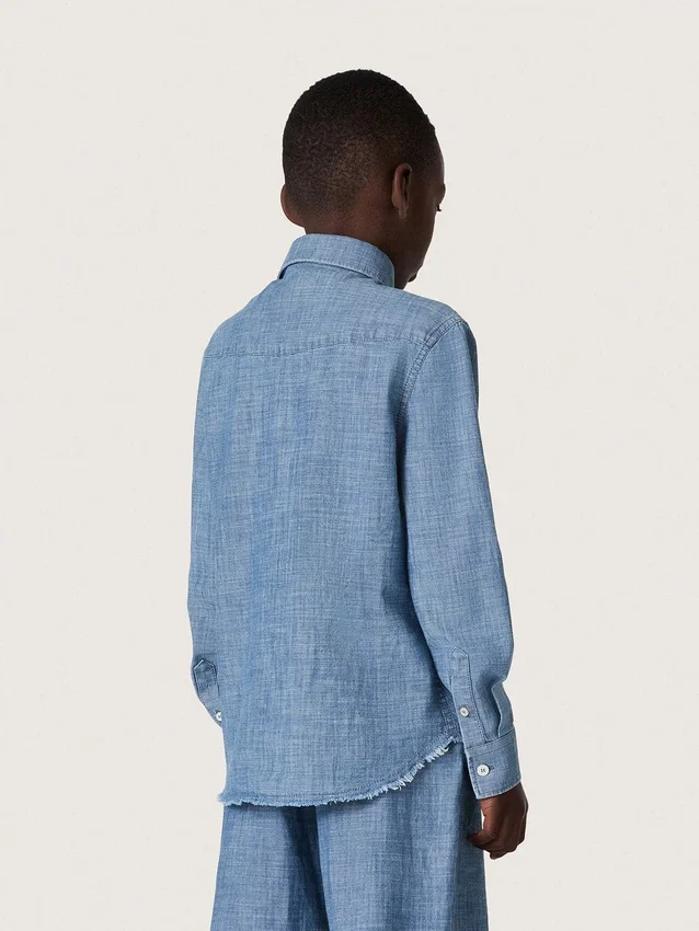Koszulka unisex Journey z jasnoniebieskiej bawełny typu chambray z frędzlowym wykończeniem i haftowaną naszywką