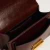 Mała torebka Venezia z ciemnobrązowej laminowanej skóry ze złotymi detalami