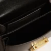 Mała torebka Venezia z czarnej skóry z wykończeniem w stylu „boarded” z jedwabną chustką