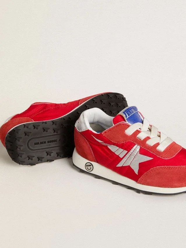 Młode buty Marathon z czerwonego nylonu z nadrukowaną gwiazdą i skórzaną wstawką na pięcie