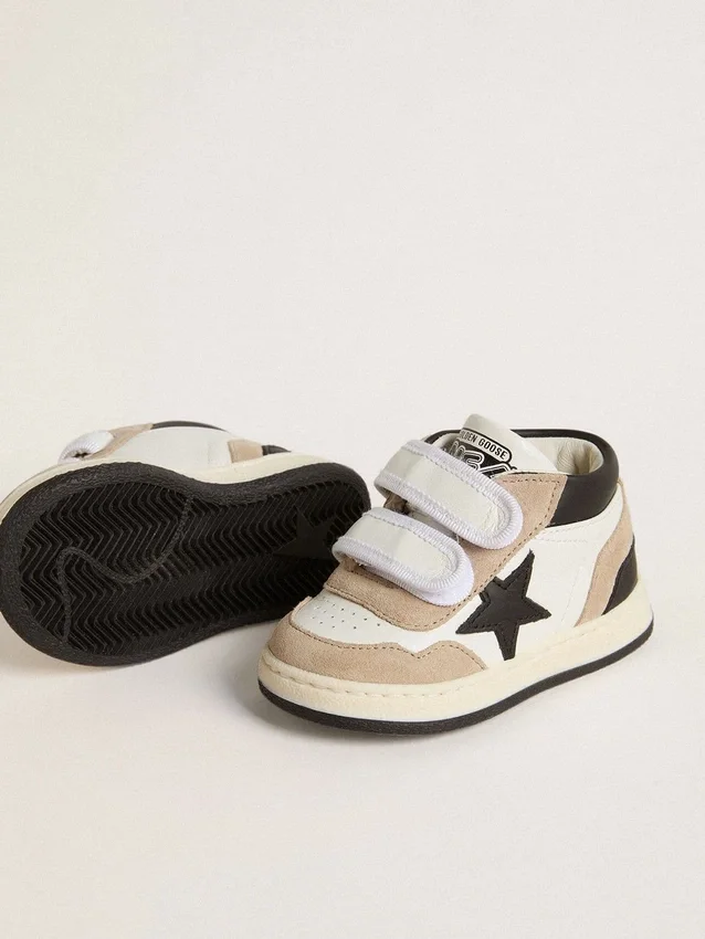 Model Junior June z nappy z zamszowymi wstawkami i czarną skórzaną gwiazdką