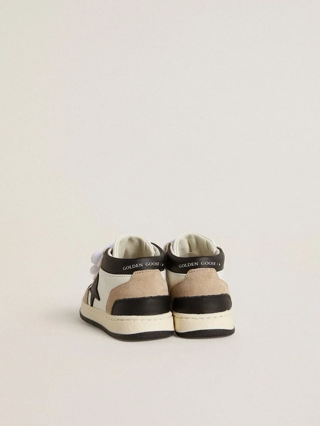 Model Junior June z nappy z zamszowymi wstawkami i czarną skórzaną gwiazdką