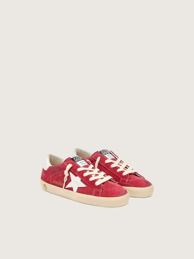 Model Junior Super-Star z czerwonego zamszu z białą skórzaną gwiazdką i naszywką na pięcie