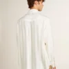 Męska koszula oversize w stylu „worn-white” z pionowymi paskami
