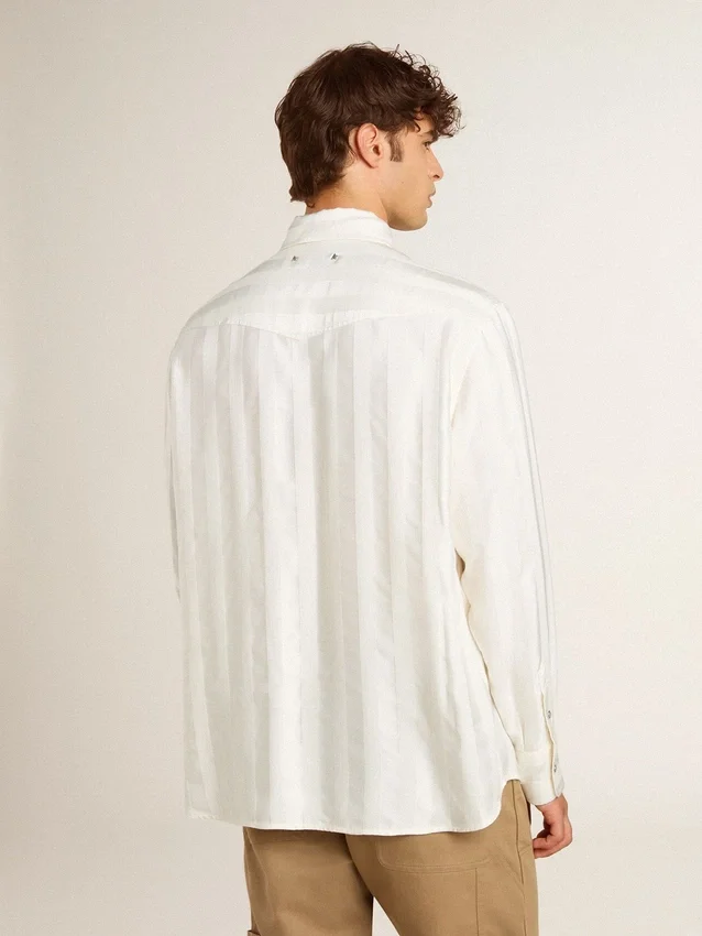 Męska koszula oversize w stylu „worn-white” z pionowymi paskami