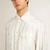 Męska koszula oversize w stylu „worn-white” z pionowymi paskami