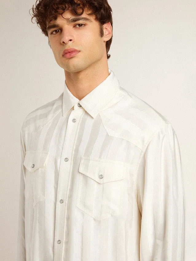 Męska koszula oversize w stylu „worn-white” z pionowymi paskami