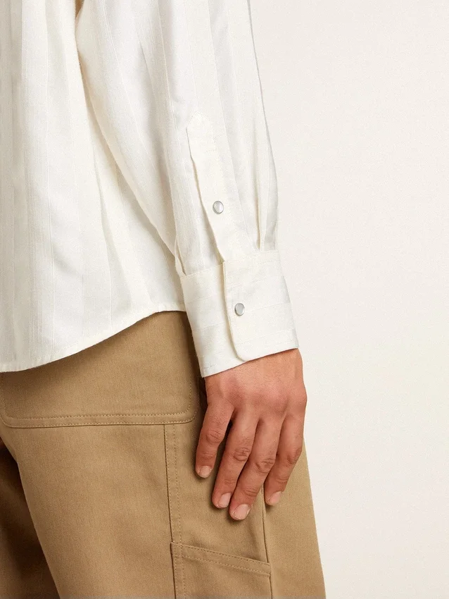 Męska koszula oversize w stylu „worn-white” z pionowymi paskami