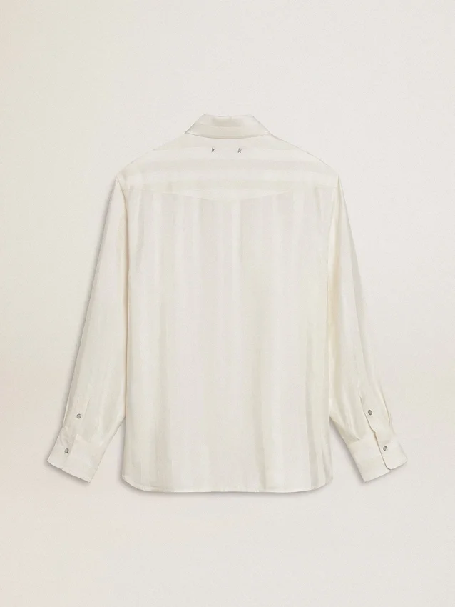 Męska koszula oversize w stylu „worn-white” z pionowymi paskami