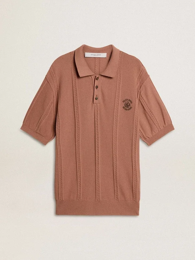 Męska koszulka polo w kolorze ceglastym z haftowanym logo.